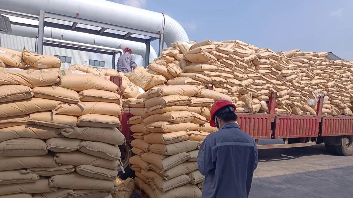 泰澜化工成品堆场装车